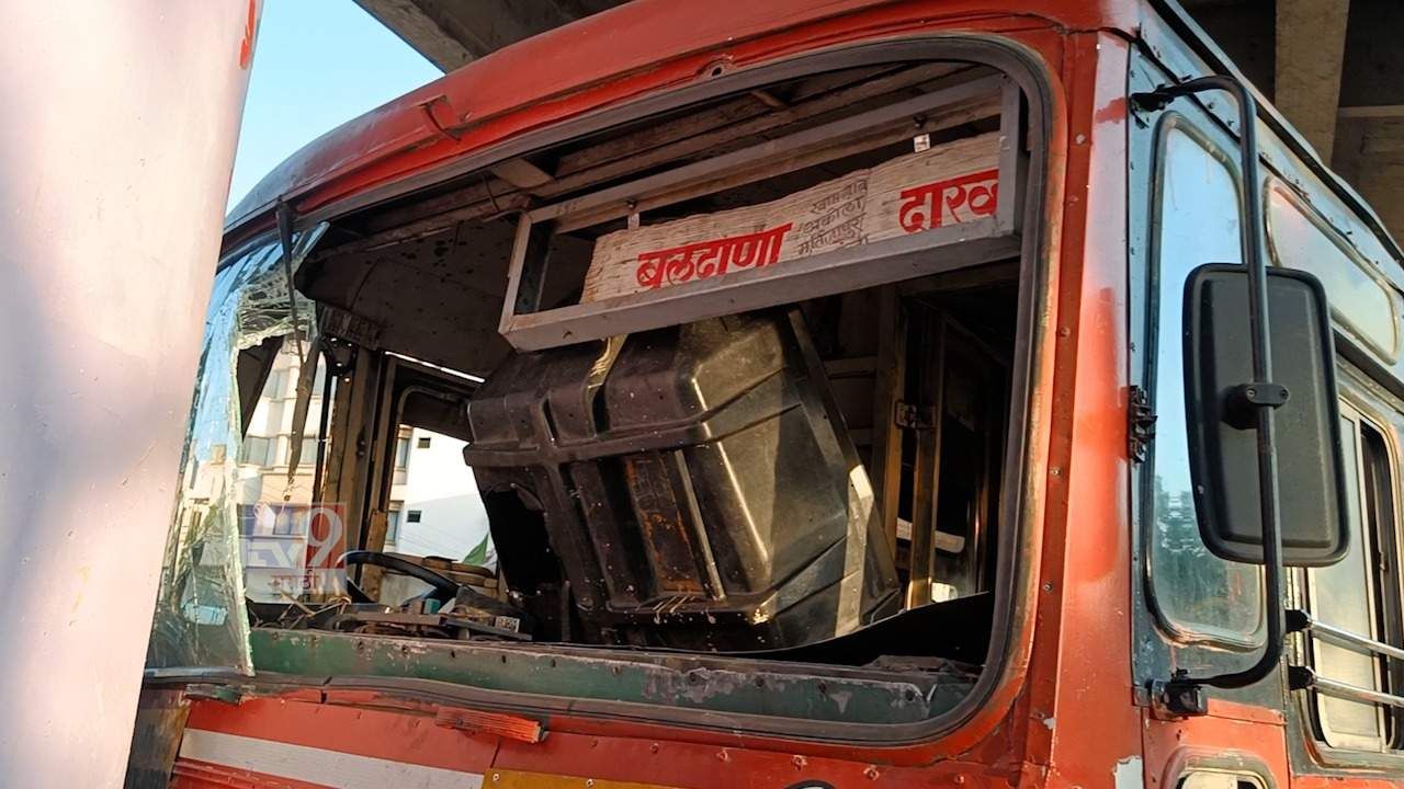 धावत्या एसटी बसचे ब्रेक फेल, त्यानंतर घडलेला तो थरारक प्रसंग प्रवाशांच्या अंगावर शहारे आणणारा... धावत्या एसटी बसचे ब्रेक फेल, त्यानंतर घडलेला तो थरारक प्रसंग प्रवाशांच्या अंगावर शहारे आणणारा...