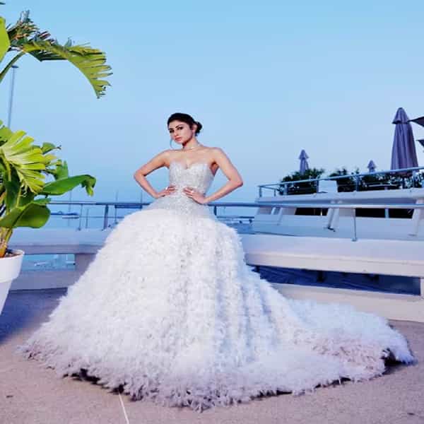 अभिनेत्री मौनी रॉय (Mouni Roy) हिने Cannes 2023 फिल्म फेस्टिवलमध्ये मोठा दिमाखात एन्ट्री केली.. सध्या Cannes 2023 दरम्यानचे अभिनेत्रीचे फोटो सोशल मीडियावर तुफान व्हायरल होत आहेत..