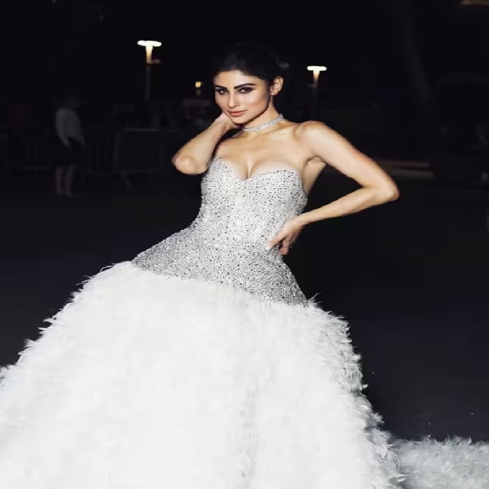  अभिनेत्री मौनी रॉय (Mouni Roy) अनेक मालिका आणि सिनेमांमध्ये मुख्य भूमिका साकारत चाहत्यांच्या मनावर राज्य केलं. मौनी हिच्या चाहत्यांची संख्या देखील फार मोठी आहे.