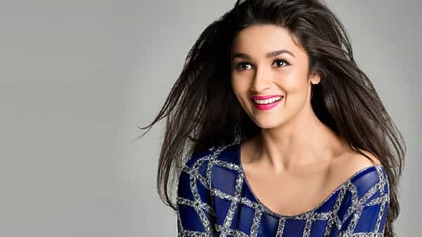 बाॅलिवूड अभिनेत्री आलिया भट्ट ही नेहमीच चर्चेत असते. आलिया भट्ट हिने काही दिवसांपूर्वीच तिचा वाढदिवस अत्यंत जवळच्या व्यक्तींसोबत लंडन येथे साजरा केला. आगामी चित्रपटात आलिया व्यस्त आहे.