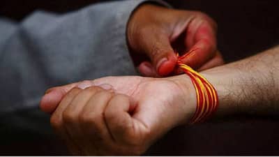 Astrology : या राशीच्या लोकांनी बांधू नये लाल धागा, काय आहे कारण?