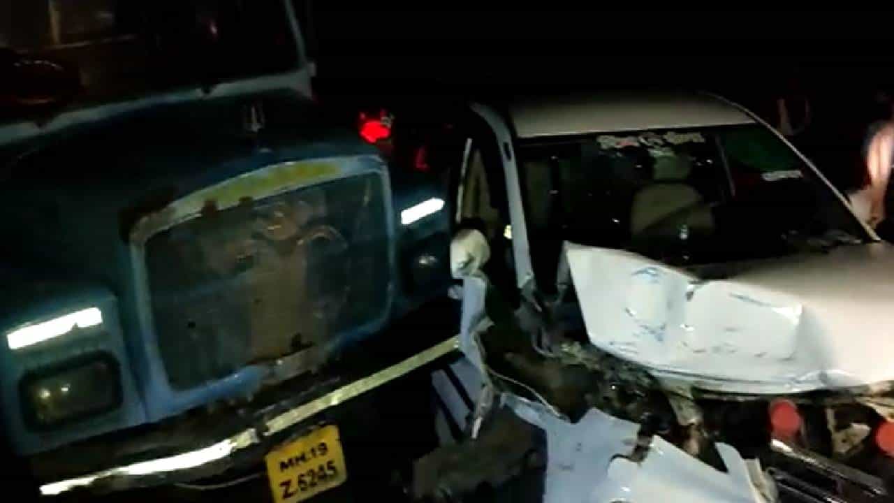 आजी-माजी पती पत्नी आमदार थोडक्यात बचावले; वाळूच्या डंपर आणि कारचा भीषण अपघात...