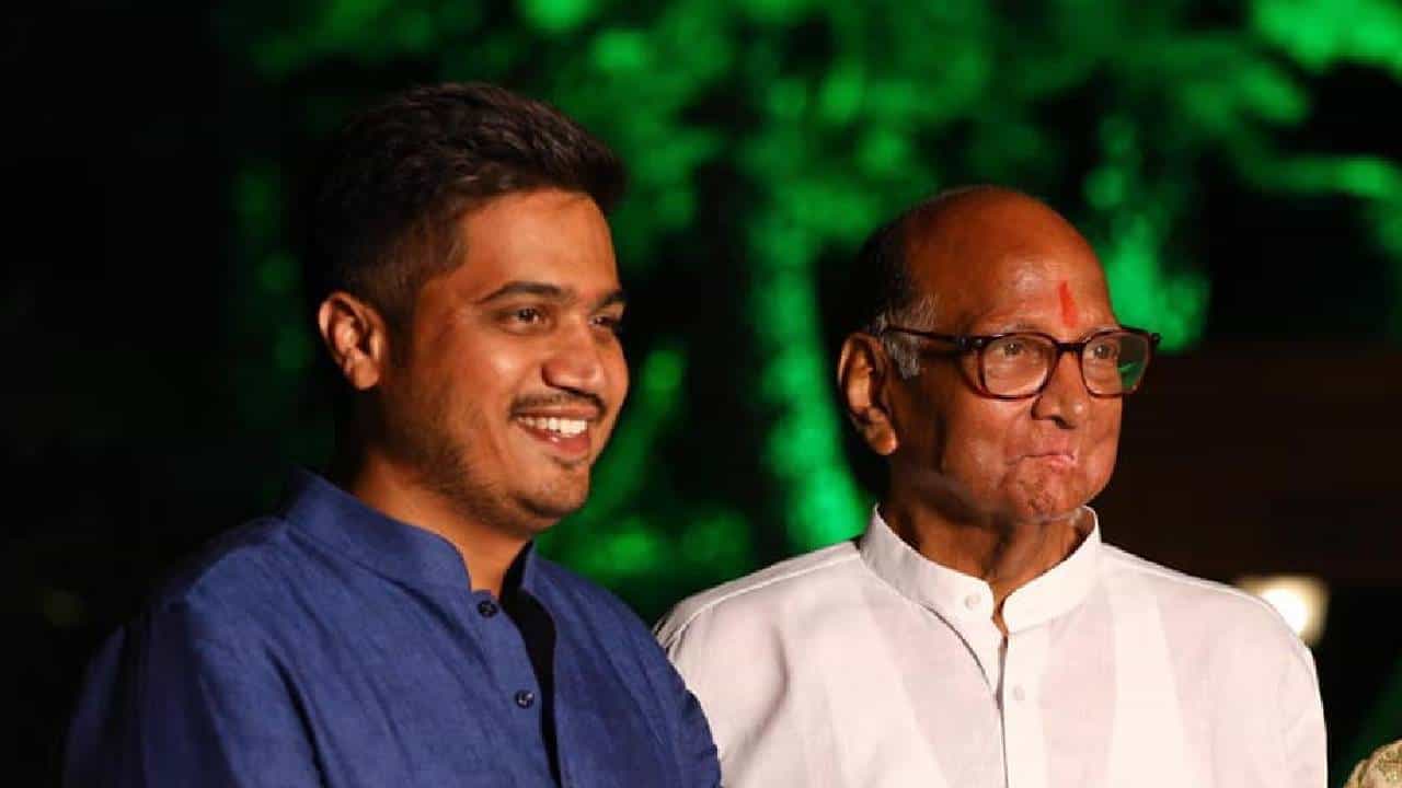 आजोबा आणि नातवाने सत्तेचा गैरवापर केला; शरद पवार, रोहित पवार यांच्यावर भाजप नेत्याची टीका आजोबा आणि नातवाने सत्तेचा गैरवापर केला; शरद पवार, रोहित पवार यांच्यावर भाजप नेत्याची टीका