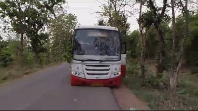 चालत्या एसटीचा एक टायर निघून शेतात गेला, चालक कंडक्टर प्रवासी भांबावले, शेवटी...