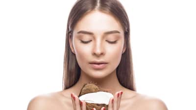 उन्हाळ्यात स्किन केअर साठी वापरा कोकोनट वॉटर फेस स्प्रे, कसं बनवणार? वाचा