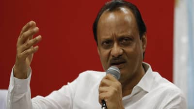 कालच्या जाहिरातीवरून खिल्ली उडवलीच, आज देखील धू धूतलं; अजित पवार यांनी लगावला शिंदे यांना टोला