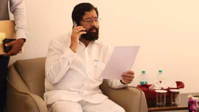 “शिंदे चांगले प्रोड्युसर, चांगले डारेक्टर”, शिवसेनेच्या जाहिरातीवरुन ठाकरे गटाची टीका