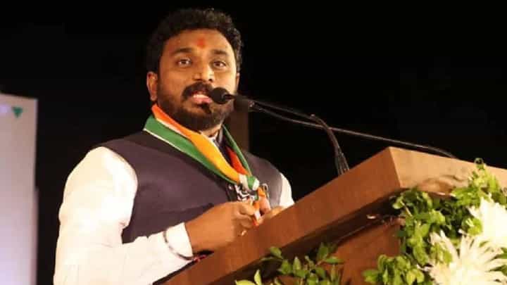 ‘अमोल मिटकरी म्हणजे राष्ट्रवादी हाय का?’ शिंदे गटातील नेत्याचा खरमरीत सवाल ‘अमोल मिटकरी म्हणजे राष्ट्रवादी हाय का?’ शिंदे गटातील नेत्याचा खरमरीत सवाल