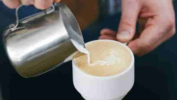 या कॅफे मध्ये बनवली जाणारी कॉफी बनते Breast Milk पासून, जाहिरात प्रसिद्ध होताच खळबळ!
