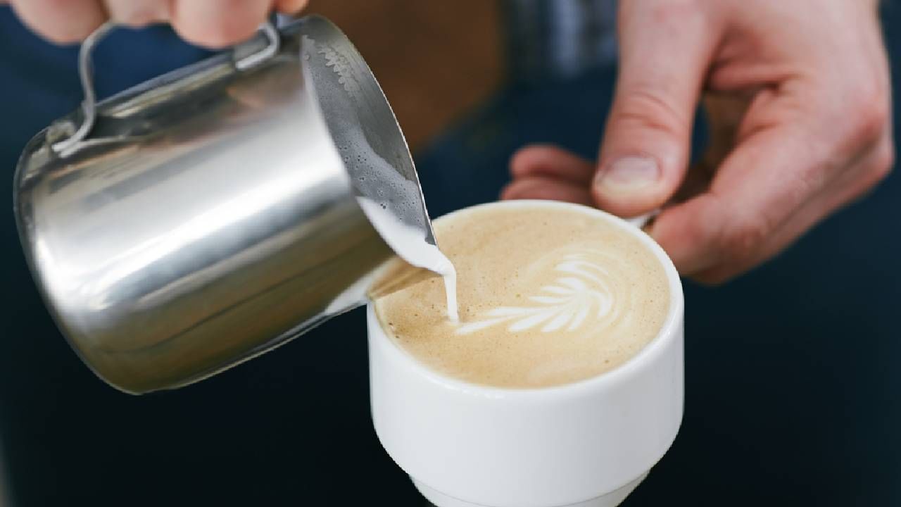 या कॅफे मध्ये बनवली जाणारी कॉफी बनते Breast Milk पासून, जाहिरात प्रसिद्ध होताच खळबळ!