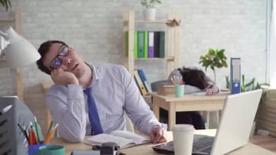 ऑफिसमध्ये झोप येते? या 2 गोष्टी करून बघा