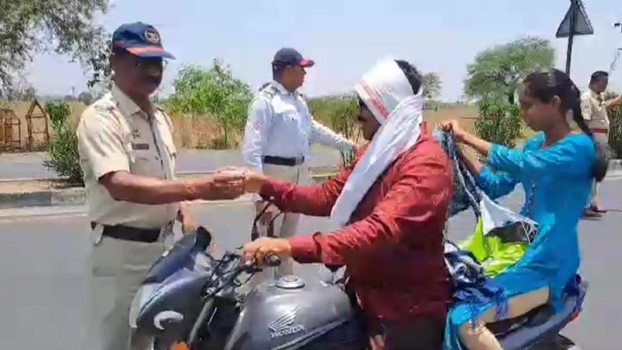 तापमानाचा पारा भडकला, महामार्ग पोलिसांनी प्रवाशांसाठी केली ही युक्ती, प्रवासी सुखावले तापमानाचा पारा भडकला, महामार्ग पोलिसांनी प्रवाशांसाठी केली ही युक्ती, प्रवासी सुखावले