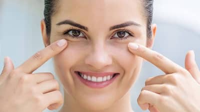 केळीची साल मिळवून देते Dark Circles पासून सुटका, फक्त या पद्धतीने लावा!