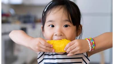 आंबे खा, वजन वाढवा! दुबळ्या लोकांना वजन वाढवायचं असेल तर अशा पद्धतीने करा सेवन