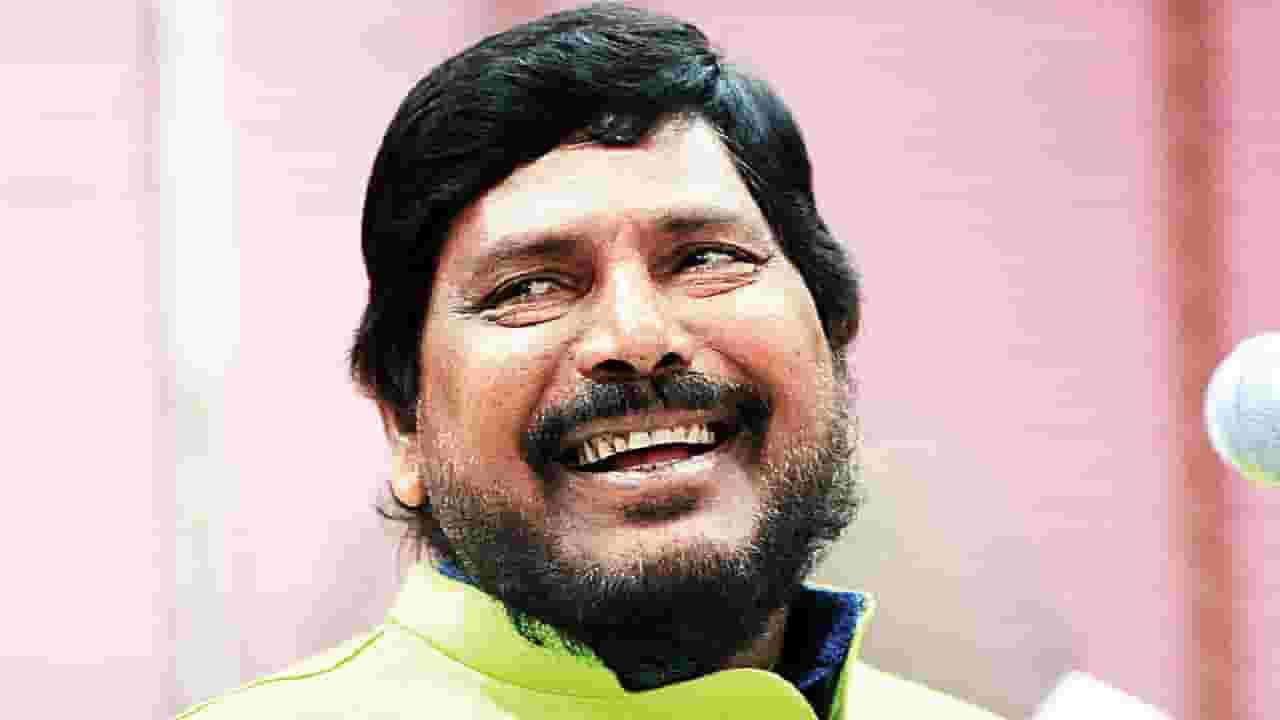 मी कधीच कुणाची केली नाही चाकरी, आय बहिणींनी..., दलित पँथरच्या कार्यक्रमात रामदास आठवले यांची कविता