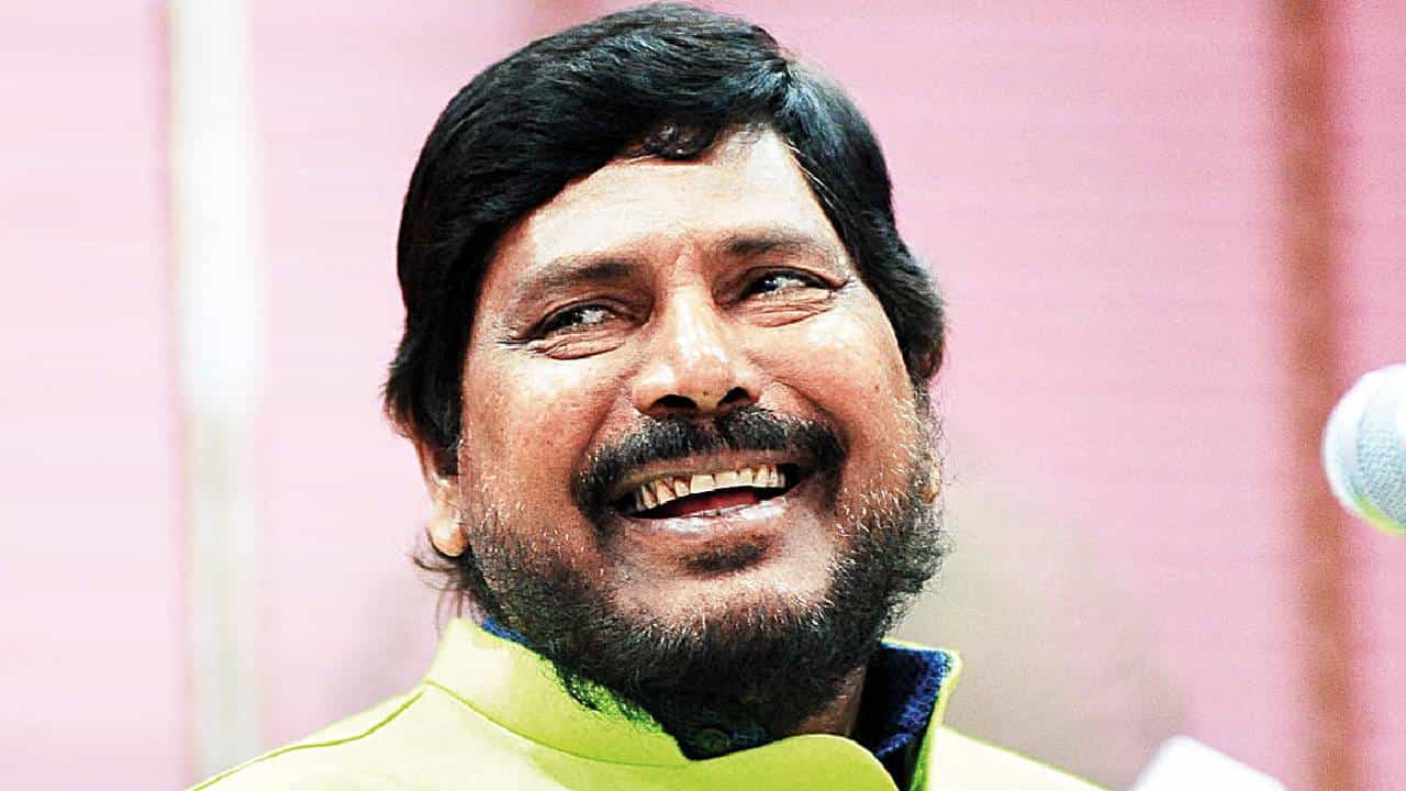 सत्तेसाठी किती आले अन् गेले, पण आठवले भाजपासोबतच राहिले... भाजपच्या मंत्र्याने आठवलेंच्या स्टाईलमध्ये त्यांचा गौरव केला