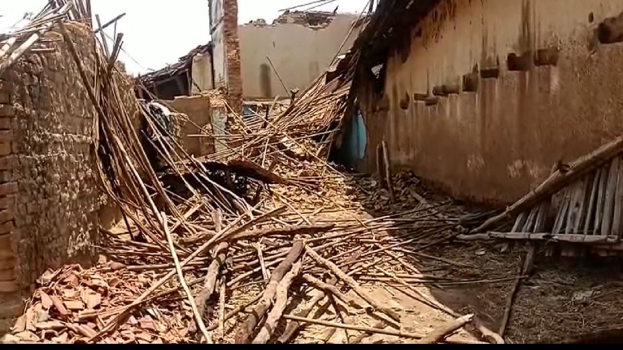 वादळी वाऱ्यामुळे शेतीसह घरांचे मोठे नुकसान, जनावरांचे गोठे उद्धवस्त वादळी वाऱ्यामुळे शेतीसह घरांचे मोठे नुकसान, जनावरांचे गोठे उद्धवस्त