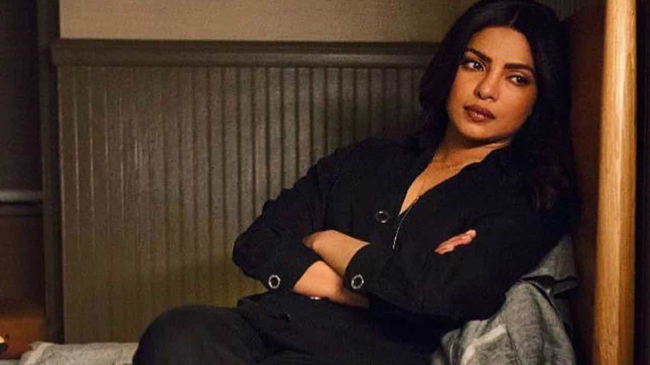 Priyanka Chopra | मेरी इज्जत का सवाल हैं, दिग्दर्शकासमोर ढसा-ढसा रडली देसी गर्ल कारण...