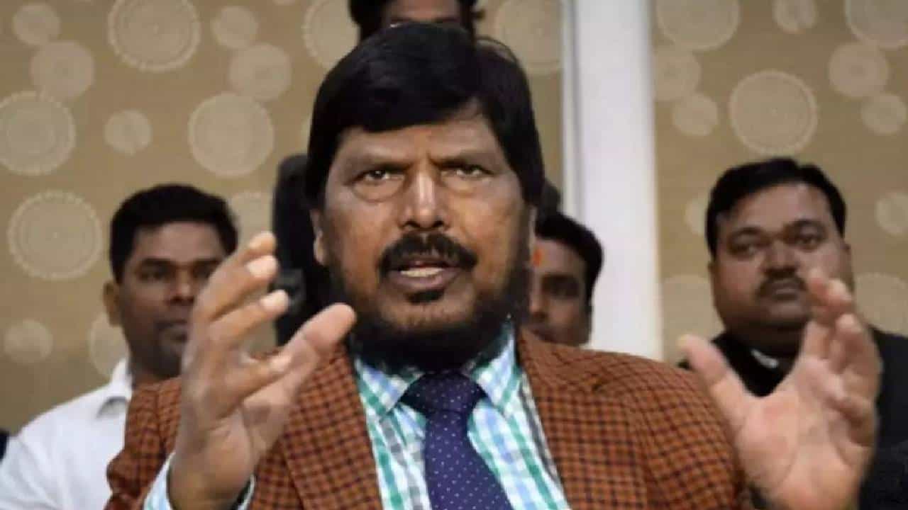 'ये थांबरे, अगाऊपणा नको... अशा लोकांमुळे पार्टीचा सत्यानाश झालाय', रामदास आठवले भर सभेत भडकले 'ये थांबरे, अगाऊपणा नको... अशा लोकांमुळे पार्टीचा सत्यानाश झालाय', रामदास आठवले भर सभेत भडकले