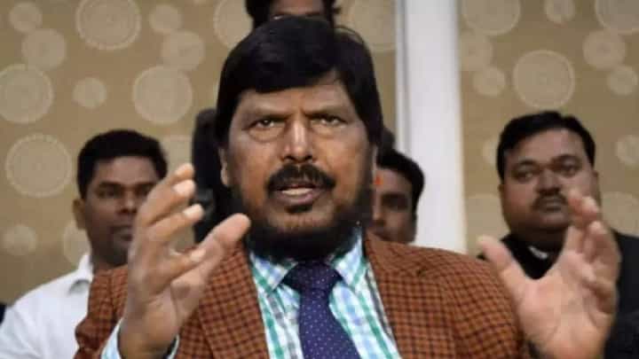 मनसे अध्यक्ष राज ठाकरे महायुतीत सामील होणार? रामदास आठवले स्पष्टच म्हणाले... मनसे अध्यक्ष राज ठाकरे महायुतीत सामील होणार? रामदास आठवले स्पष्टच म्हणाले...