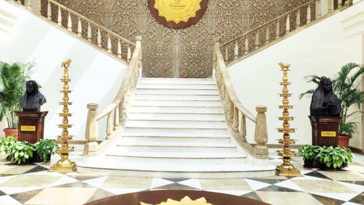 सावित्रीबाई फुले-अहिल्यादेवी होळकरांचा पुतळा तात्पुरता हटवला; विरोधक आक्रमक, वाचा नेमकं प्रकरण काय आहे?