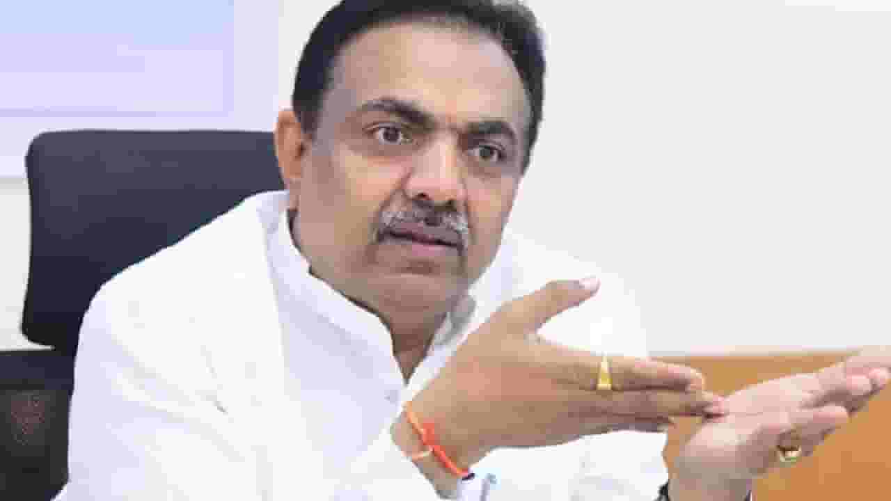 ‘कोणीतरी डोळे वटारल्याने नवी जाहिरात आली’; जयंत पाटील यांची शिंदे गटावर खरमरीत टीका