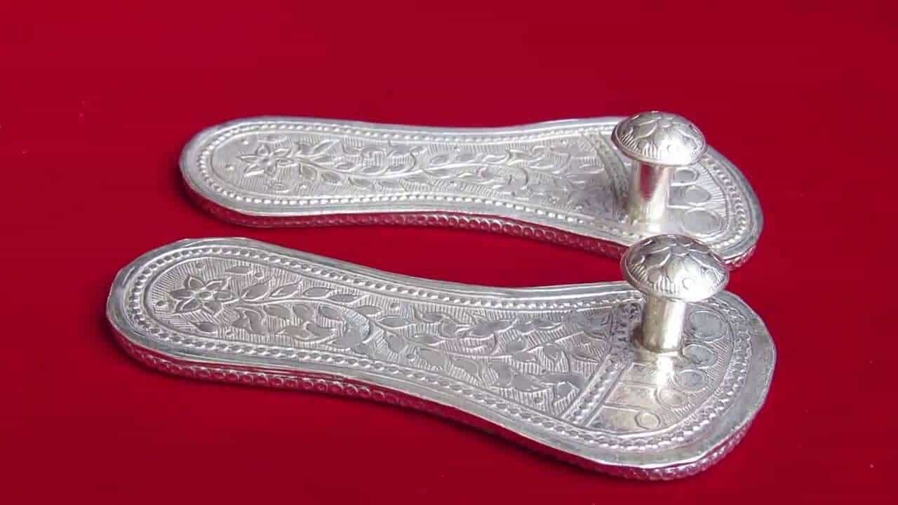 मंदिरही सुरक्षीत नाहीत! मालेगावातील व्याघ्रंबरी देवी पाठोपाठ आता 'या मंदिरात' चोरट्यांनी केला हाथ साफ मंदिरही सुरक्षीत नाहीत! मालेगावातील व्याघ्रंबरी देवी पाठोपाठ आता 'या मंदिरात' चोरट्यांनी केला हाथ साफ