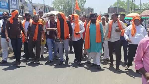 यावर्षीच्या कापसाला भाव नसल्याने कापसाचा मृत्यू झाला असल्याचं शेतकरी म्हणत आहेत.