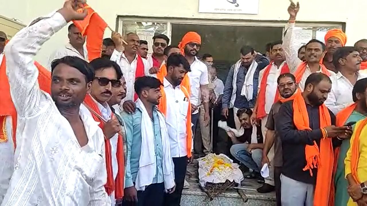 कापसाची अंत्ययात्रा काढताना कापसाला भाव मिळालाच पाहिजे अशी घोषणाबाजी जळगाव जिल्ह्यातील जामनेरमध्ये कार्यकर्त्यांनी केली.