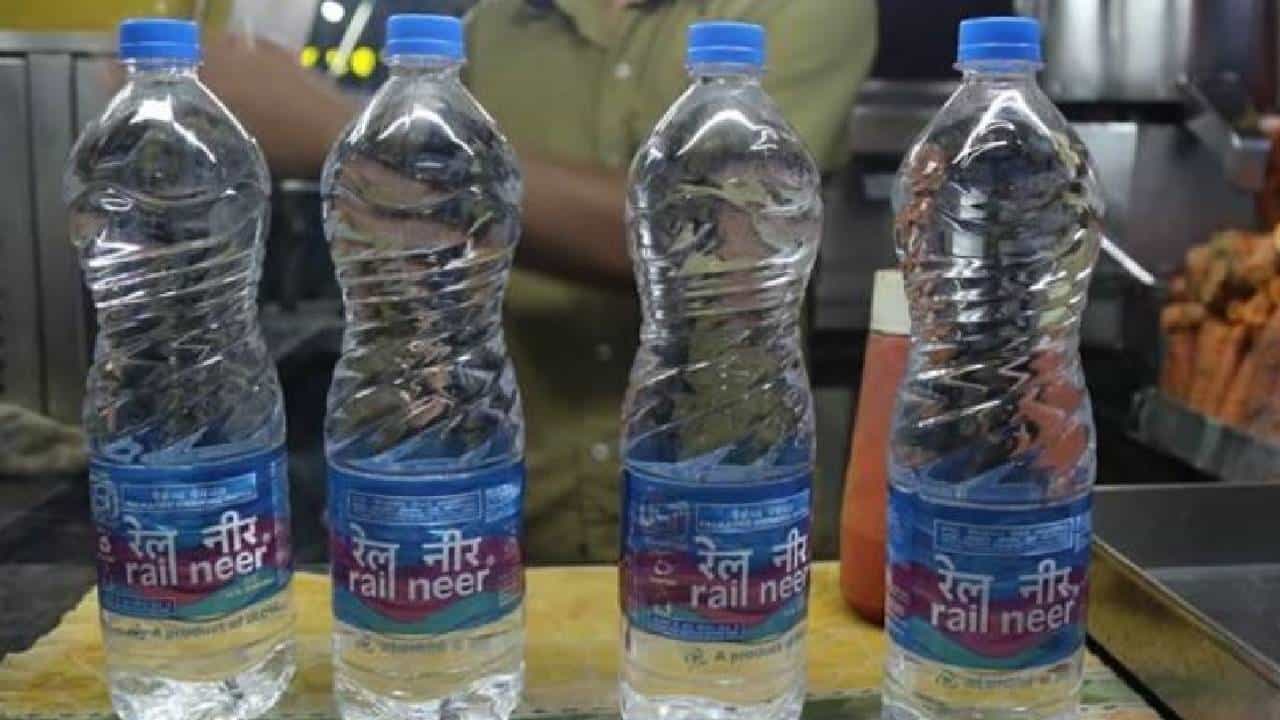 मध्य, पश्चिम रेल्वेच्या स्टॉलवरून ‘रेलनीर’ गायब, काय आहे कारण? मध्य, पश्चिम रेल्वेच्या स्टॉलवरून ‘रेलनीर’ गायब, काय आहे कारण?