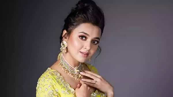 बिग बॉस 15 मधून खरी ओळख मिळवणारी अभिनेत्री तेजस्वी प्रकाश ही नेहमीच चर्चेत असते. तेजस्वी प्रकाश हिला बिग बाॅसच्या घरात असतानाच नागिन मालिकेमध्ये काम करण्याची सुवर्णसंधी ही मिळाली.