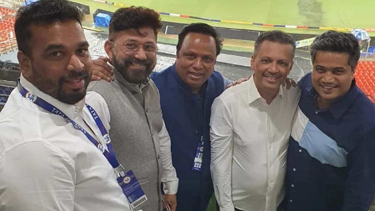 नरेंद्र मोदी स्टेडिअममधील दुर्मिळ योग, शेलार-नार्वेकर-पवार यांचा एकत्र फोटो!