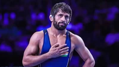 Wrestlers Protest : सांगा कुठे येऊ गोळी खायला? शप्पथ पाठ नाही दाखवणार, बजरंग पुनियाच माजी DGP ना प्रत्युत्तर