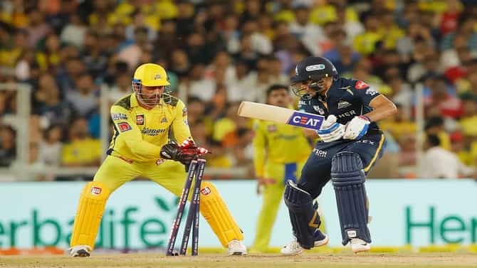 CSK vs GT Final | धोनीपुढे शहाणपण नाही! शुबमन गिल कॅप्टन कूलसमोर फेल, माहीची जडेजाला स्माईल आणि काम तमात