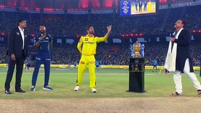 IPl Final : महेंद्र सिंग धोनीने ती एक गोष्ट केली अन् सीएसकेने जिंकला टॉस, पाहा नेमकं काय केलं?