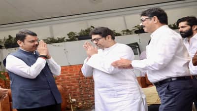 “भाजप नेत्यांमध्ये अस्वस्थता, देवेंद्र फडणवीस यांनी आपलं केडर सांभाळावं”, ठाकरे गटाचा सल्ला