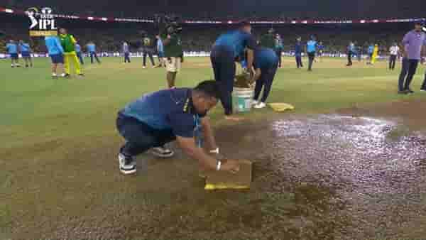 IPL 2023 Final Rain | महाअंतिम सामन्यात पाऊस, स्पंजने पीचवरील पाणी पुसायची वेळ, Bcci ला उघडं पाडलं