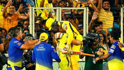 IPl Final 2023 : ही दोस्ती तुटायची नाय! माही शून्यावर आऊट, जडेजाच्या मॅचविनिंग चौकारानंतर पाहा काय झालं?