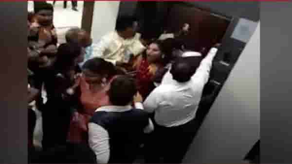 लग्नघटिका जवळ येत असताना नववधू लिफ्टमध्ये अडकली अन्…