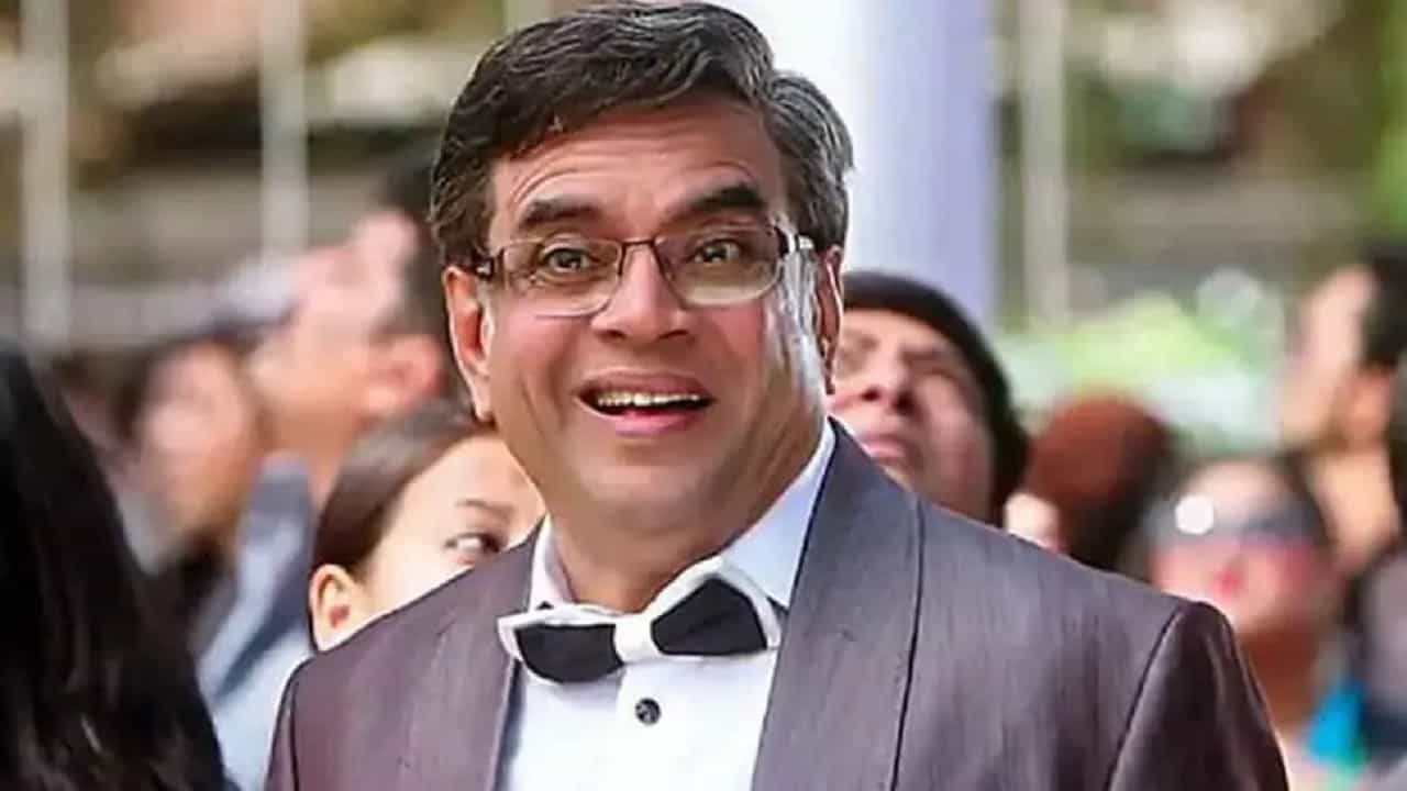 Paresh Rawal | बॉसच्या लेकीवरच जडला बाबू भैया यांचा जीव; बँकेत नोकरी करत असताना रंगली लव्हस्टोरी