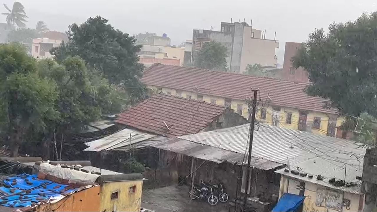 आईच्या डोळ्यादेखत मुलाच्या अंगावर वीज पडली, घाबरलेल्या आईनं हबरडा फोडला, शेवटी गावकऱ्यांनी... आईच्या डोळ्यादेखत मुलाच्या अंगावर वीज पडली, घाबरलेल्या आईनं हबरडा फोडला, शेवटी गावकऱ्यांनी...
