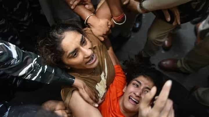 जतंरमतंरवरील कुस्तीपटू आंदोलक आक्रमक, त्यांचे पदकं गंगेत विसर्जित करणार अन्... जतंरमतंरवरील कुस्तीपटू आंदोलक आक्रमक, त्यांचे पदकं गंगेत विसर्जित करणार अन्...