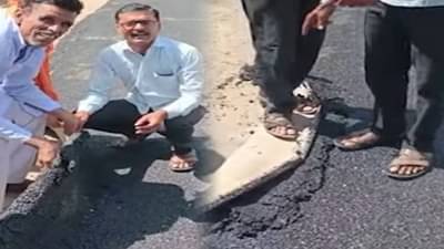 डांबरी रस्ता आहे की चादर? म्हणे जर्मन तंत्रज्ञान!; नवीन रस्ता हातानं उचलला, कुठं समोर आला हा प्रकार?