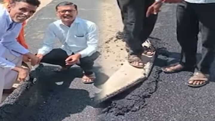 डांबरी रस्ता आहे की चादर? म्हणे जर्मन तंत्रज्ञान!; नवीन रस्ता हातानं उचलला, कुठं समोर आला हा प्रकार? डांबरी रस्ता आहे की चादर? म्हणे जर्मन तंत्रज्ञान!; नवीन रस्ता हातानं उचलला, कुठं समोर आला हा प्रकार?