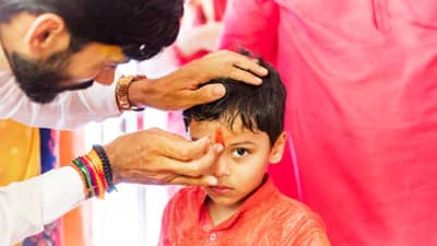 पुजेच्या वेळी का लावला जातो कपाळावर टिळा, धार्मिकच नाही तर शास्त्रीय कारणही जाणून घ्या