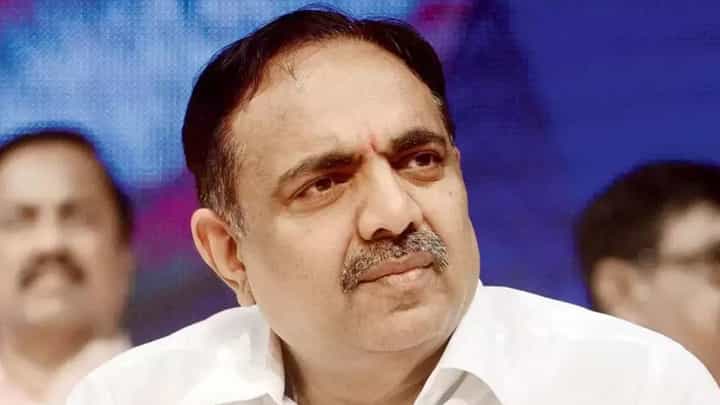 जयंत पाटील यांच्या त्या विधानावर शिवसेना नेत्याचा पलटवार, म्हणाला, “तुमचे किती जाणार?” जयंत पाटील यांच्या त्या विधानावर शिवसेना नेत्याचा पलटवार, म्हणाला, “तुमचे किती जाणार?”