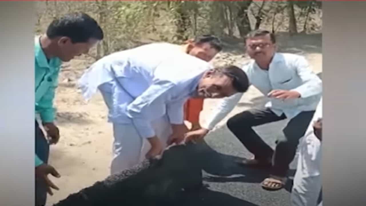 बापरे ! चादर हातात यावी, तसा डांबरी रस्ता हातात आला अन्... बापरे ! चादर हातात यावी, तसा डांबरी रस्ता हातात आला अन्...