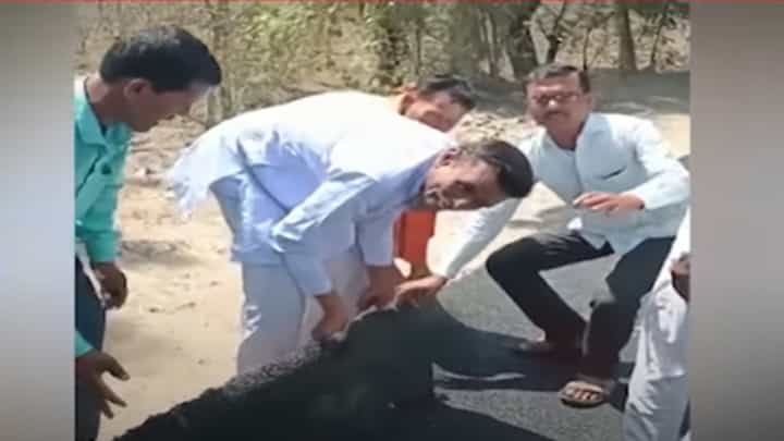 बापरे ! चादर हातात यावी, तसा डांबरी रस्ता हातात आला अन्... बापरे ! चादर हातात यावी, तसा डांबरी रस्ता हातात आला अन्...