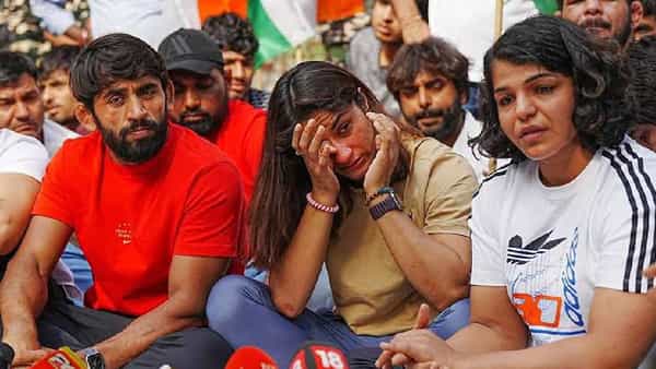 लैंगिक शोषणाच्या विरोधात मागच्या महिनाभराहून अधिक काळ देशातील कुस्तीपटू राजधानी दिल्लीत आंदोलन करत आहेत. आता या सगळ्या प्रकरणाला वेगळं वळण मिळालं आहे.