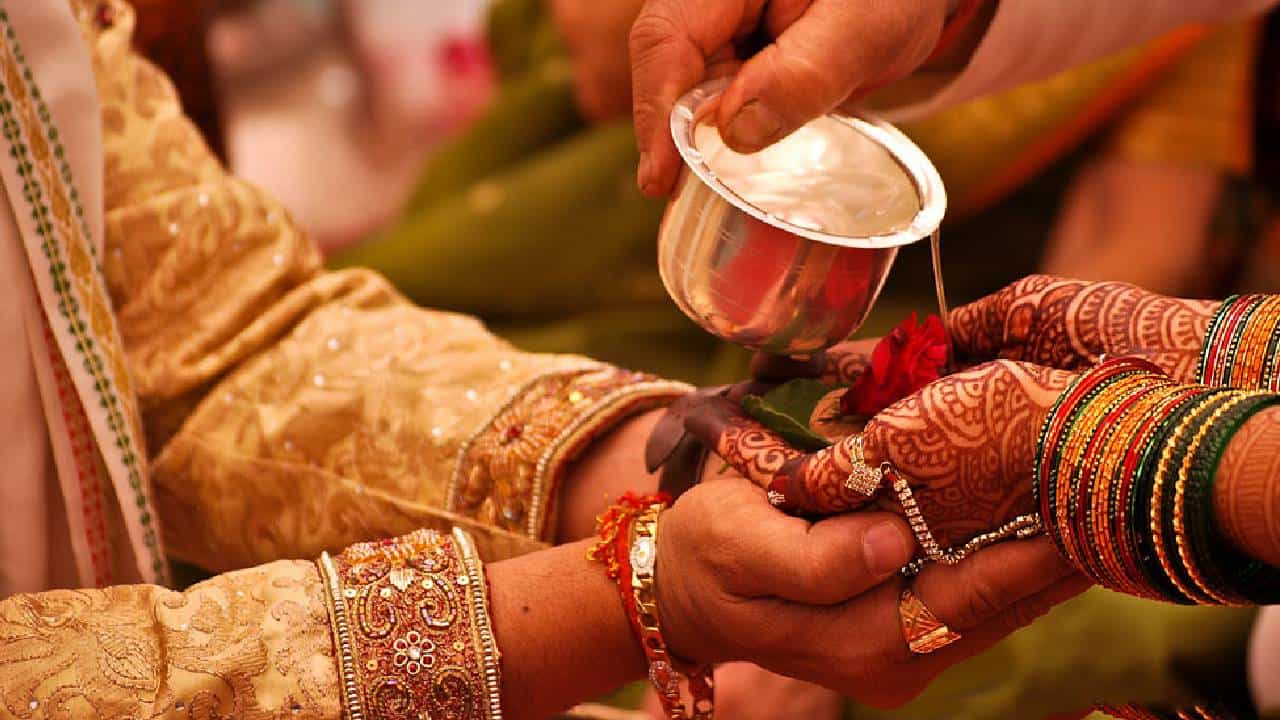 लग्न समारंभात शिवसेनाचा 'हा आमदार दिसताच' एकच घोषणा; '50 खोके एकदम ओके'चा दणदणाट, कोण हा नेता? लग्न समारंभात शिवसेनाचा 'हा आमदार दिसताच' एकच घोषणा; '50 खोके एकदम ओके'चा दणदणाट, कोण हा नेता?